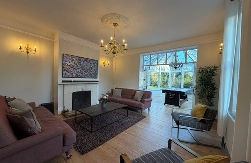 Aldermaston Wharf House | Spacious 7-Bed Country Estate AC. Sleeps 22. Hot Tub. Near London&Wedding Venues