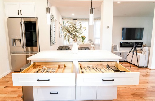 Bluemont House | Spacious 7-bedroom, 5 Full bathroom house. Walkers Paradise No car required!