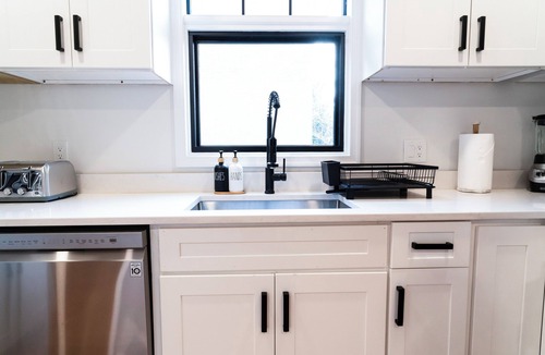 Bluemont House | Spacious 7-bedroom, 5 Full bathroom house. Walkers Paradise No car required!