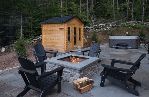Grafton Cabin | Spacious 7-bedroom cabin in charming Grafton with fitness room, sauna & hot tub