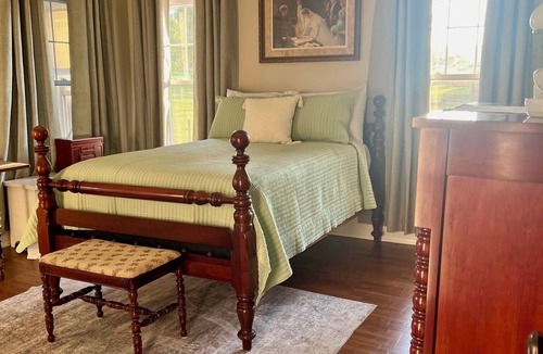 New Haven House | Spacious 7-bedroom Farmhouse in New Haven - On Bourbon Trail!
