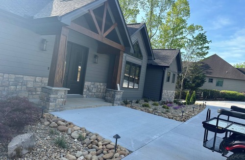 Big Creek House | Spacious 7-bedroom house with only 2 steps to the lake