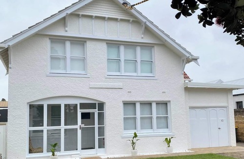 Hamilton House | Spacious 7-bedroom house with WiFi, AC in beautiful Hamilton