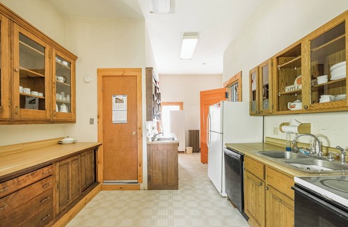 Richford House | Spacious 7 bedroom.Jay peak has a waterpark. Canoe and kayaking across the road.