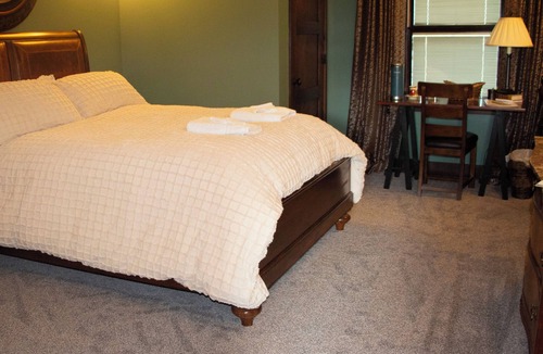 Sissonville Cabin | Spacious 7-bedroom lodge with WiFi and AC in peaceful countryside of Kenna,WV