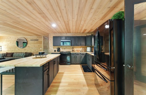 Stockbridge Cabin | Spacious 7-bedroom cabin with AC in charming Stockbridge