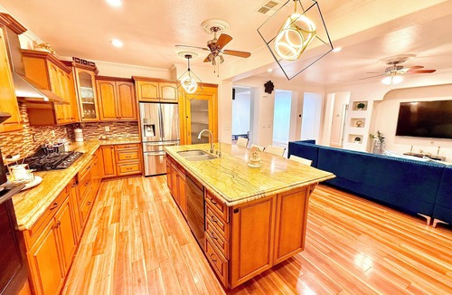 Merced Villa | Spacious 7-bedroom villa in brilliant Merced with WiFi, fitness room, AC
