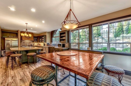 Lower Kingsbury House | Spacious 7 BR, 6 Bath Chalet, sleeps 9 max. Gorgeous Views. Private Hot Tub.