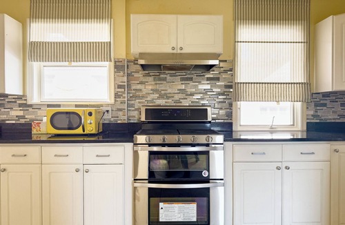 Upper Darby House | Spacious 7-BR Family Retreat in Upper Darby