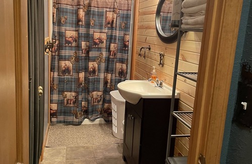 Macon Cabin | Spacious 7000 square foot 12-bedroom 10-Bath lodge in Picturesque Macon Missouri