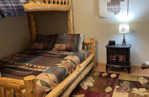 Macon Cabin | Spacious 7000 square foot 12-bedroom 10-Bath lodge in Picturesque Macon Missouri