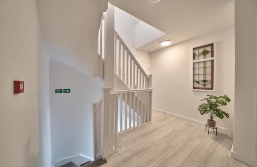Harrow Apartment | Spacious 7BR Contractor House in Harrow with Games Room, Fast WiFi & 3 Parking