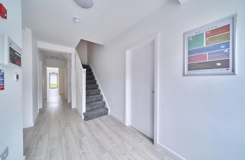 Harrow Apartment | Spacious 7BR Contractor House in Harrow with Games Room, Fast WiFi & 3 Parking