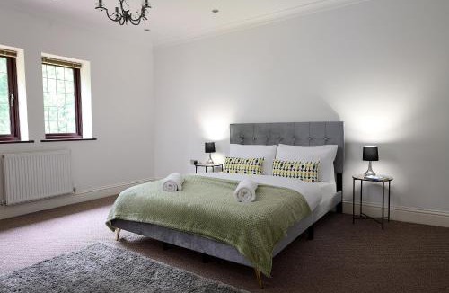 Wolverhampton House | Spacious 7BR Home, Families & Contractors, Hot Tub
