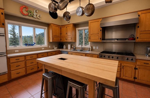 Columbine Lake House | Spacious 7BR Lakeside Ski Lodge, Hot Tub, Game Room