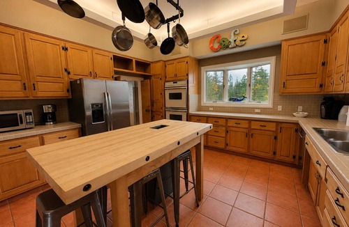 Columbine Lake House | Spacious 7BR Lakeside Ski Lodge, Hot Tub, Game Room