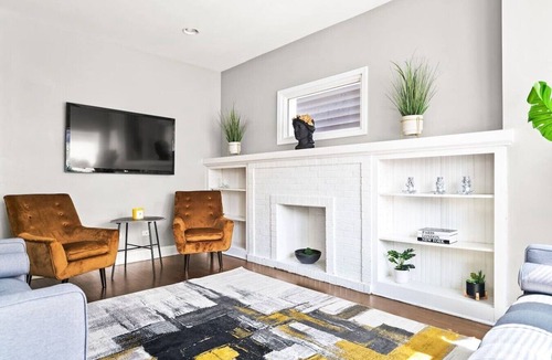 Avondale House | Spacious 8 BDRM + 2 Kitchens + Garage! Sleeps 16!