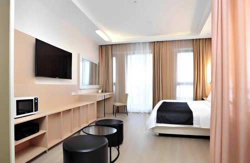 Aksaray Apartment | Spacious 8-bedroom apartment with WiFi, AC in charming Istanbul