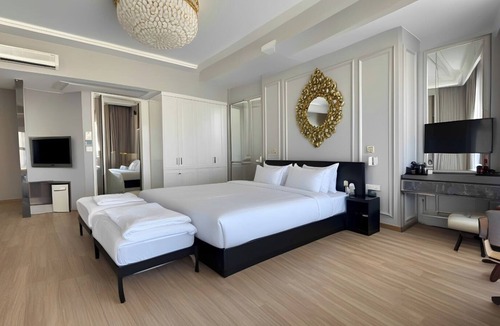 Aksaray Apartment | Spacious 8-bedroom apartment with WiFi, AC in charming Istanbul