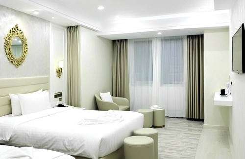 Aksaray Apartment | Spacious 8-bedroom apartment with WiFi, AC in charming Istanbul