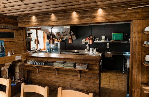 Les Gets Ski Chalet | Spacious 8-Bedroom Luxury Chalet with Hot Tub in Les Gets