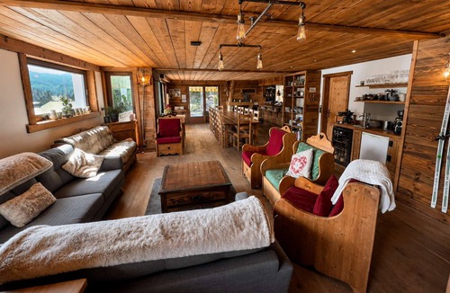 Les Gets Ski Chalet | Spacious 8-Bedroom Luxury Chalet with Hot Tub in Les Gets