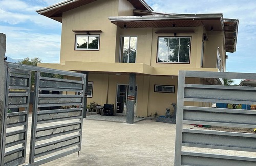 Bugallon Apartment | Spacious 9-bedroom apartment in lovely Bugallon with AC