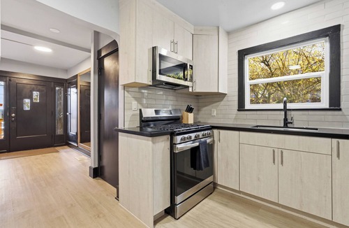 West Woodland House | Spacious 9BR Ballard Craftsman perfect for groups