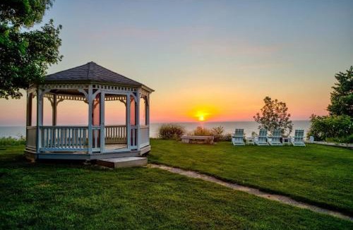 South Haven House | Spacious A-Frame with Lake Michigan Views & Hot Tub-Family Friendly
