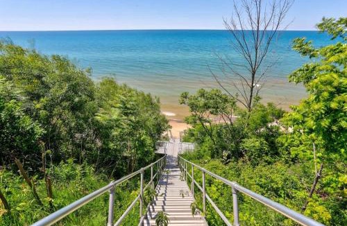 South Haven House | Spacious A-Frame with Lake Michigan Views & Hot Tub-Family Friendly