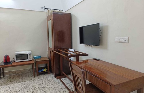 University of Kerala Senate House Campus Apartment | Spacious AC Bedroom with Attached Bathroom, in the Heart of Trivandrum