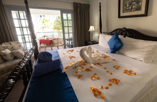 Hastings Hotel | Spacious Accommodation w/Pool View! Outdoor Pool & FREE Parking