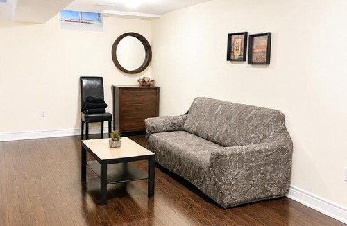 Meadowvale Village House | Spacious Affordable Private Suite & Ensuite Bath & Free Parking Near Toronto Pearson Airport