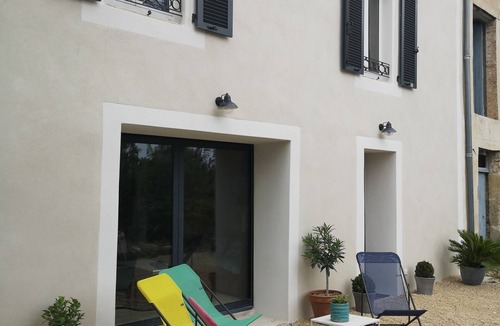 Caderousse House | spacious air-conditioned gite near ORANGE with swimming pool, jacuzzi and mature garden