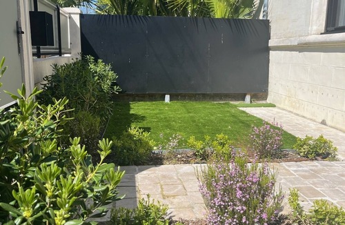 Begles House | Spacious air-conditioned family home with private pool