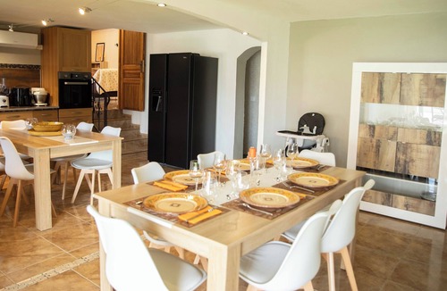 Serignan-du-Comtat Villa | Spacious air-conditioned villa with pool on enclosed garden for 8 to 10 people.