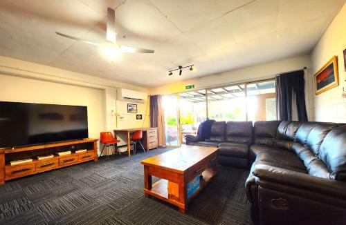 Highett House | Spacious Aloha Suite with Full Kitchen, Southland, Golf Nearby