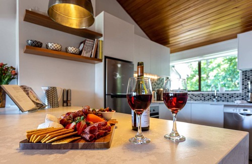 Fernhill Apartment | SPACIOUS ALPINE SPA LAKE VIEW TOWNHOUSE