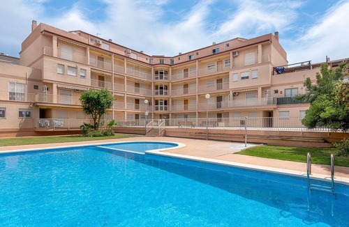 Canet de Berenguer Apartment | Spacious 'Amplio Canet' Apartment with Shared Pool, Wi-Fi, and Air Conditioning