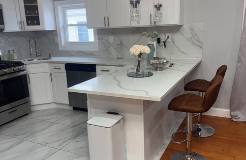 Queens House | Spacious and modern 3BR/2BA Retreat with A/C – Minutes from Airports & the City