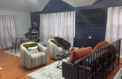 Queens House | Spacious and modern 3BR/2BA Retreat with A/C – Minutes from Airports & the City