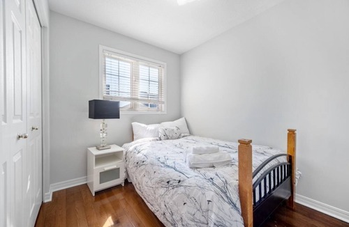 Ledbury - Heron Gate - Ridgemont - Elmwood Bed & Breakfast | Spacious and Beautiful 3 bedroom in the heart of Ottawa