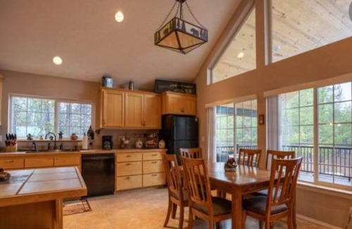 Gilchrist House | Spacious and beautiful 3-bedroom house in Crescent's gorgeous Two Rivers North