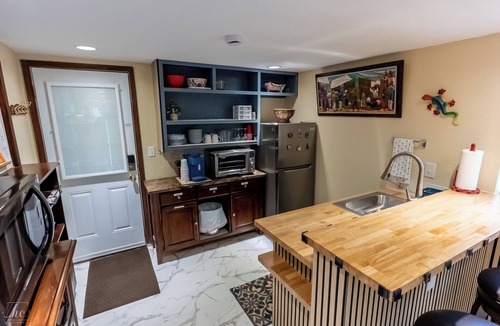 North San Antonio - SAT Apartment | Spacious AND BODACIOUS studio, sleeps 2, for guests that love the color purple!