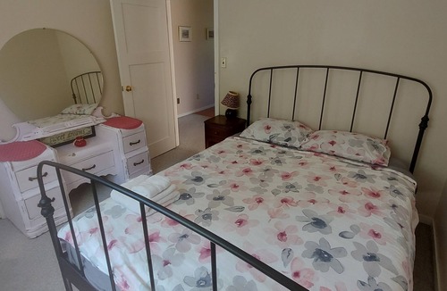 Powell River House | Spacious and bright 2 bedroom suite close to forest and hiking trails.