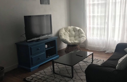Mugron Apartment | Spacious and bright apartment Pleasant terrace Large living room