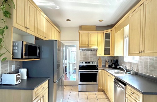 Marpole House | Spacious and Bright Unit in Central Vancouver Close to Downtown and YVR