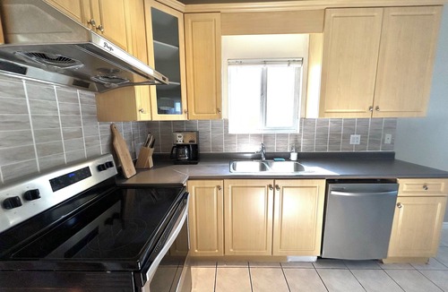 Marpole House | Spacious and Bright Unit in Central Vancouver Close to Downtown and YVR