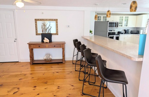 Onset Apartment | Spacious and Bright , Very Close to Beach!