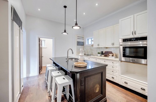 Leslieville House | Spacious and Charming Modern 3-bedroom house in Leslieville w/Hot Tub
